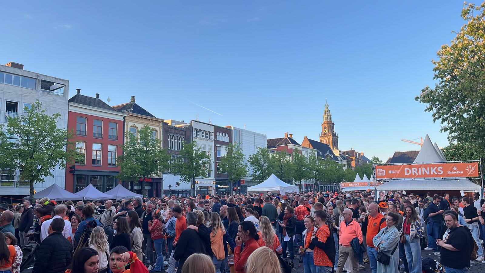 Foto van het publiek op de Vismarkt op Koningsdag