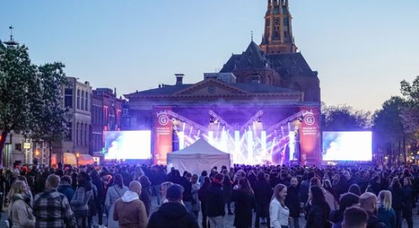 Foto van de vismarkt in Groningen tijdens Koningsnacht